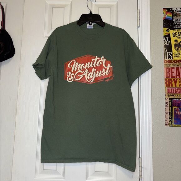 Gildan Medium T-Shirt Green Monitor & Adjust Graphic Tee Uplift Heavy Cotton - Picture 1 of 6